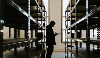 Tracking assets in a warehouse. Image source: Pexels